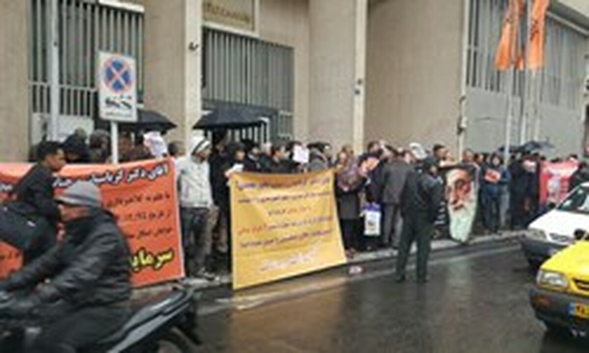 تجمع سهامداران مقابل تالار حافظ بورس/ آغاز مرحله دوم خرید سهام «آکنتور» از 4 بهمن
