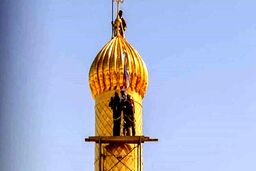 گزارش تصویری؛ غبار روبی مناره حرم سیدالشهدا (ع)