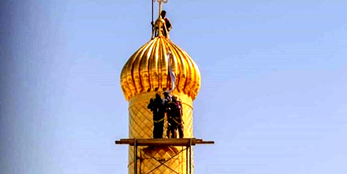 گزارش تصویری؛ غبار روبی مناره حرم سیدالشهدا (ع)
