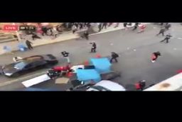 فیلم وحشتناک از حمله یک خودرو به معترضان در آمریکا و شلیک راننده