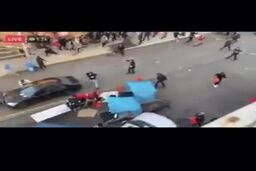 فیلم وحشتناک از حمله یک خودرو به معترضان در آمریکا و شلیک راننده
