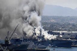  ناو هواپیمابر آمریکایی یو‌اس‌اس بونهام ریچارد آتش گرفت+ تصاویر و تلفات