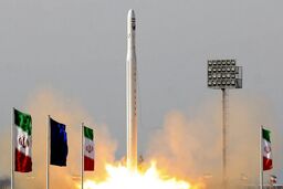 موشک فضایی سه مرحله ایران پرتاب شد