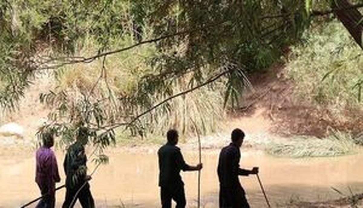 روایت عجیب از شگرد مردم محلی برای نجات مسافران از سیل استهبان/ با سنگ و چوب و چماق مردم را نجات دادند!