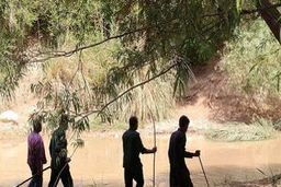 روایت عجیب از شگرد مردم محلی برای نجات مسافران از سیل استهبان/ با سنگ و چوب و چماق مردم را نجات دادند!