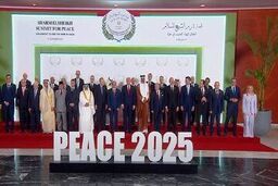یک مهمان جنجالی در تصویر یادگاری سران توافق غزه