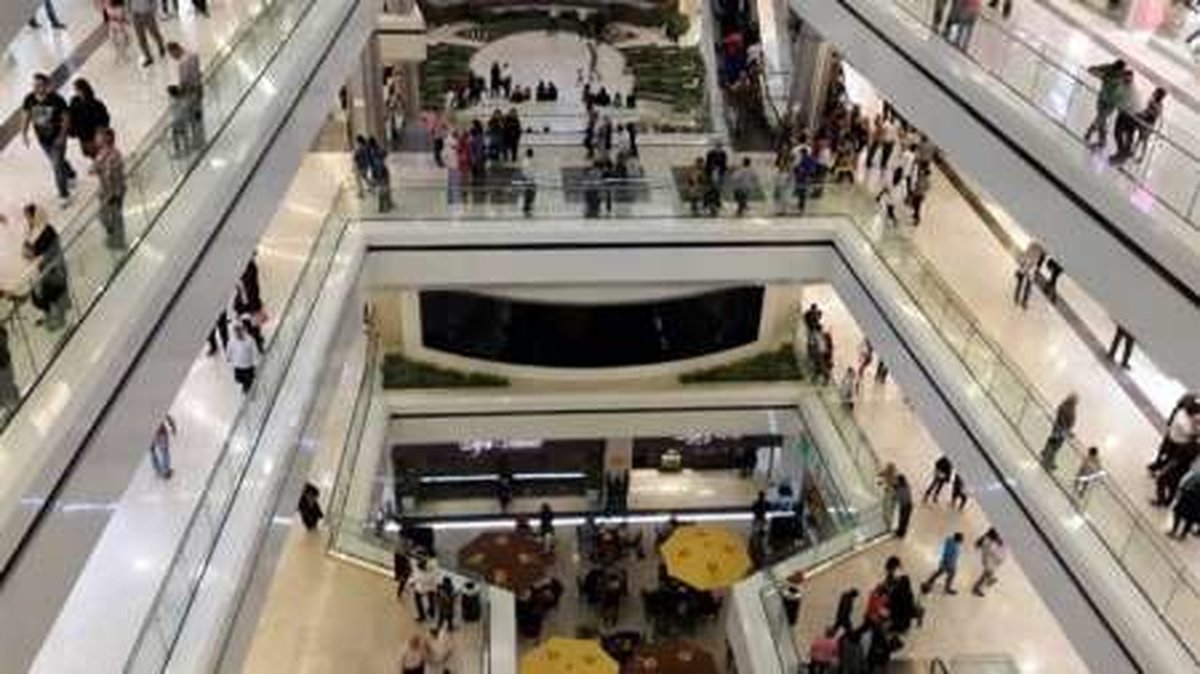 مگا مال های عظیم تجاری تهران، به معضل تبدیل شدهاند