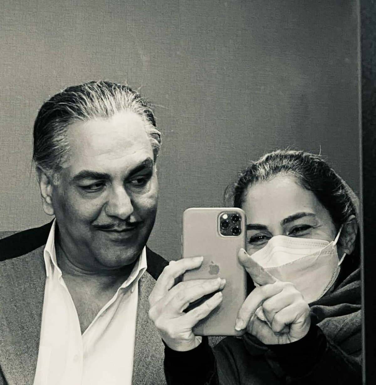 
عکس خفن مهران مدیری در پشت صحنه خاتون | مهران مدیری و تینا پاکروان در کنار هم