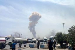 انفجار مهیب و آتش سوزی گسترده در اسکله بند شهید رجایی + فیلم ها