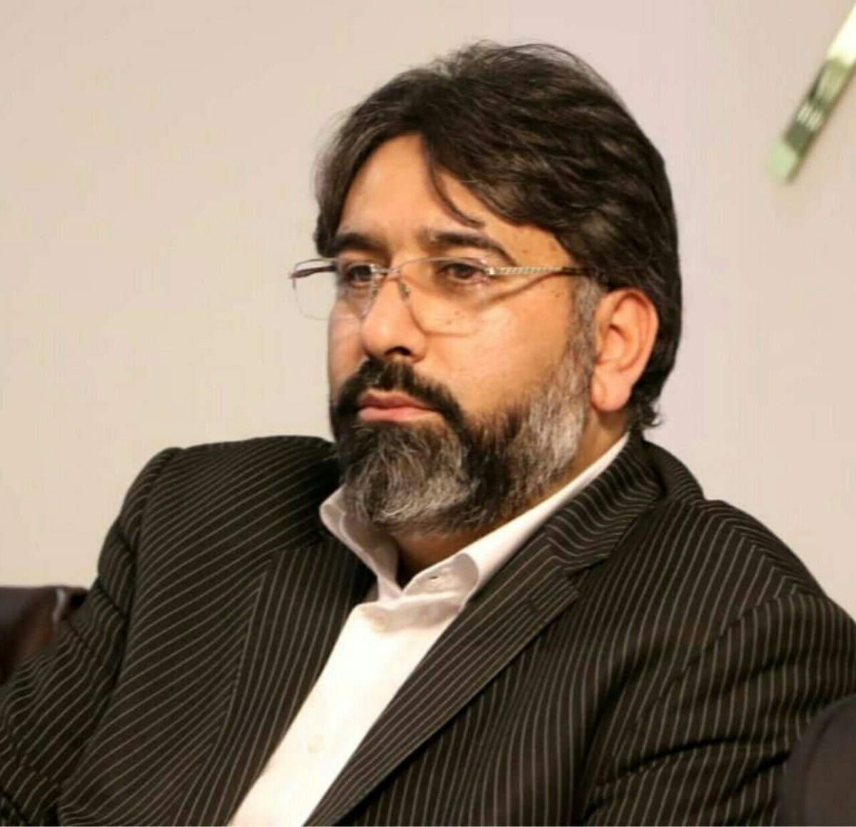 نامزدهای اصولگرا پس از مناظرات به نفع رییسی کنار میروند