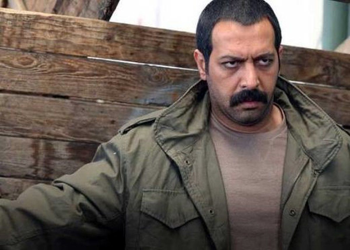 سلفی نفس کشیدن کامران تفتی در کنار علی نصیریان