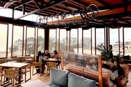 معماری داخلی با پنجره‌های کف تا سقف