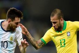 تبریک آلوس به مسی: با یک جام کمتر از من جلو زدی!