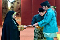 تصویری از تحویل دادن استوارنامه اولین سفیر زن ایرانی به سلطان برونئی