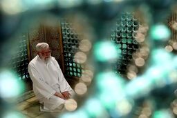 عکس/ رهبر انقلاب بر سر مزار پدر پس از غبار روبی حرم مطهر رضوی