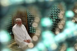 عکس/ رهبر انقلاب بر سر مزار پدر پس از غبار روبی حرم مطهر رضوی