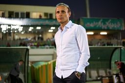 گزارش تصویری/ نقاشی چهره های شهید حججی و علی دایی و یحیی گل محمدی در هنگام برگزاری فینال جام شهدا