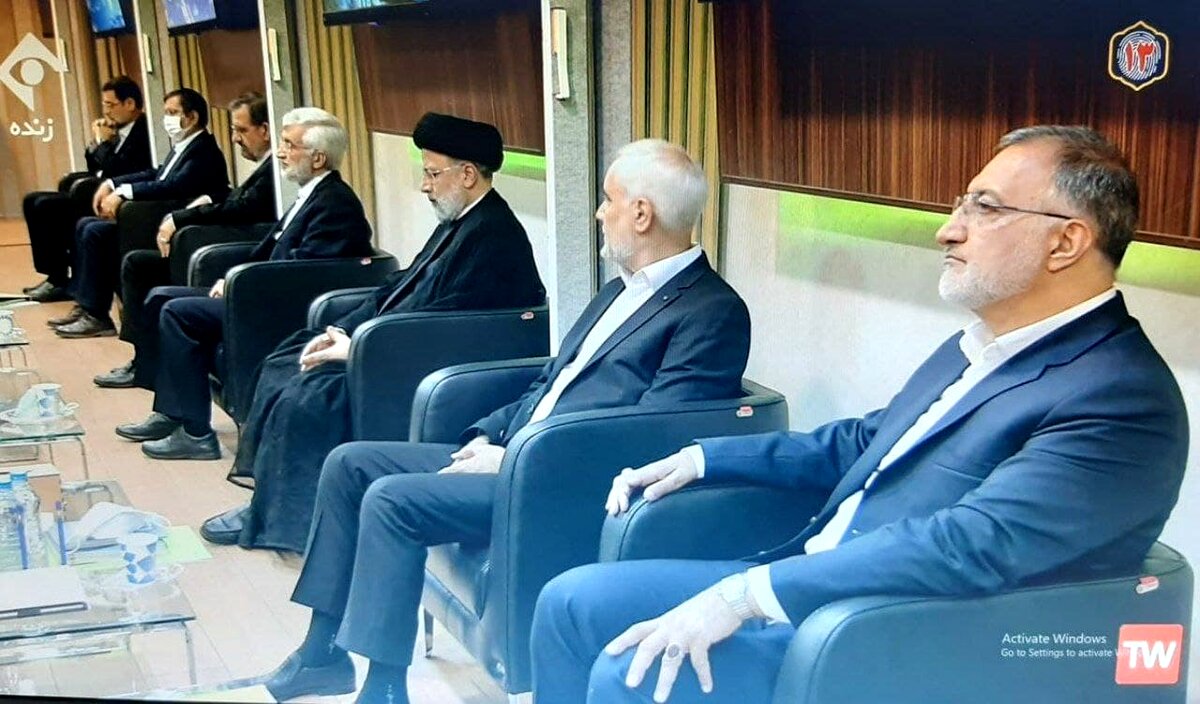 چرا از میان ۷ نفر ، فقط یک نفر ماسک زده (همتی)؟

