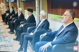 چرا از میان ۷ نفر ، فقط یک نفر ماسک زده (همتی)؟

