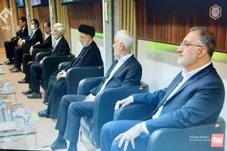 چرا از میان ۷ نفر ، فقط یک نفر ماسک زده (همتی)؟

