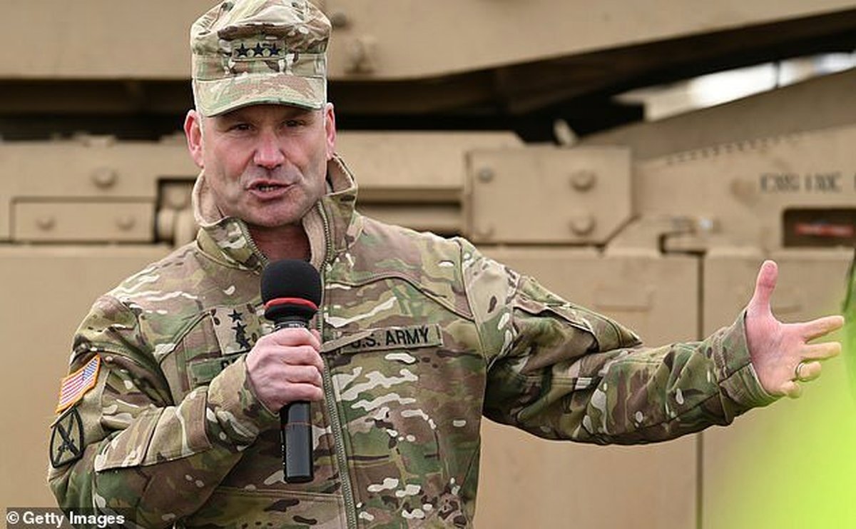 پایگاه هیل: فرمانده ارتش آمریکا در اروپا احتمالا به کرونا مبتلا شده است