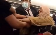 فیلم حمله وحشیانه یک مرد به زن مسافر در هواپیما / مشت سنگین و کشیدن فجیع موهایش !