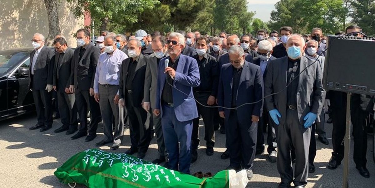 نماز محمد جواد ظریف بر پیکر حسین کاظمپور اردبیلی + عکس