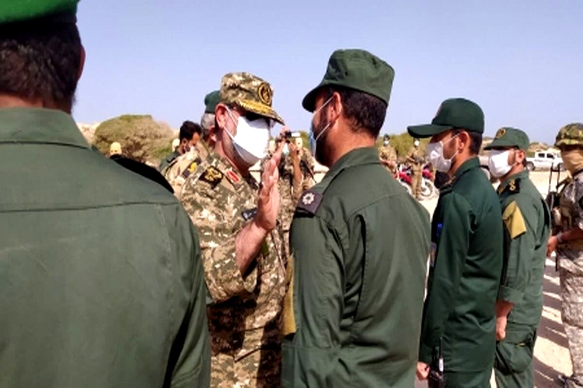 ابلاغ پیام رهبری به رزمندگان دریادل جزایر سیری و فارور توسط فرمانده نیروی دریایی سپاه