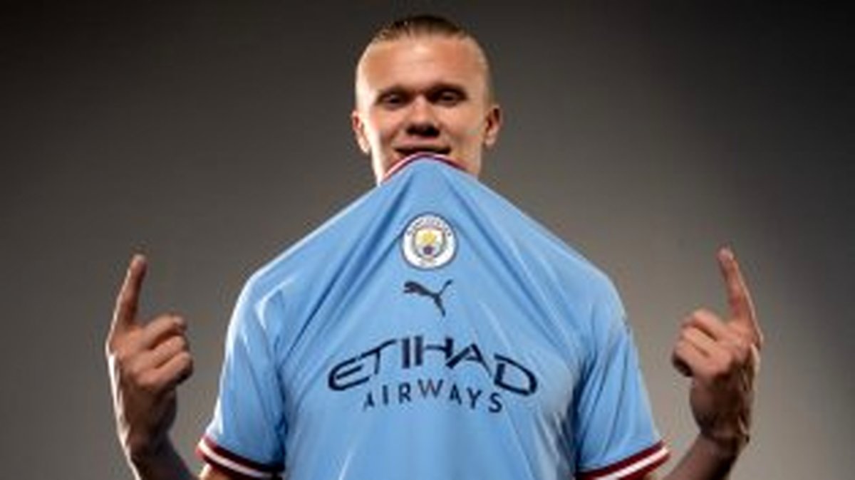 تعطیلات جذاب هالند؛ فوتبال ساحلی با نوجوانان (عکس)