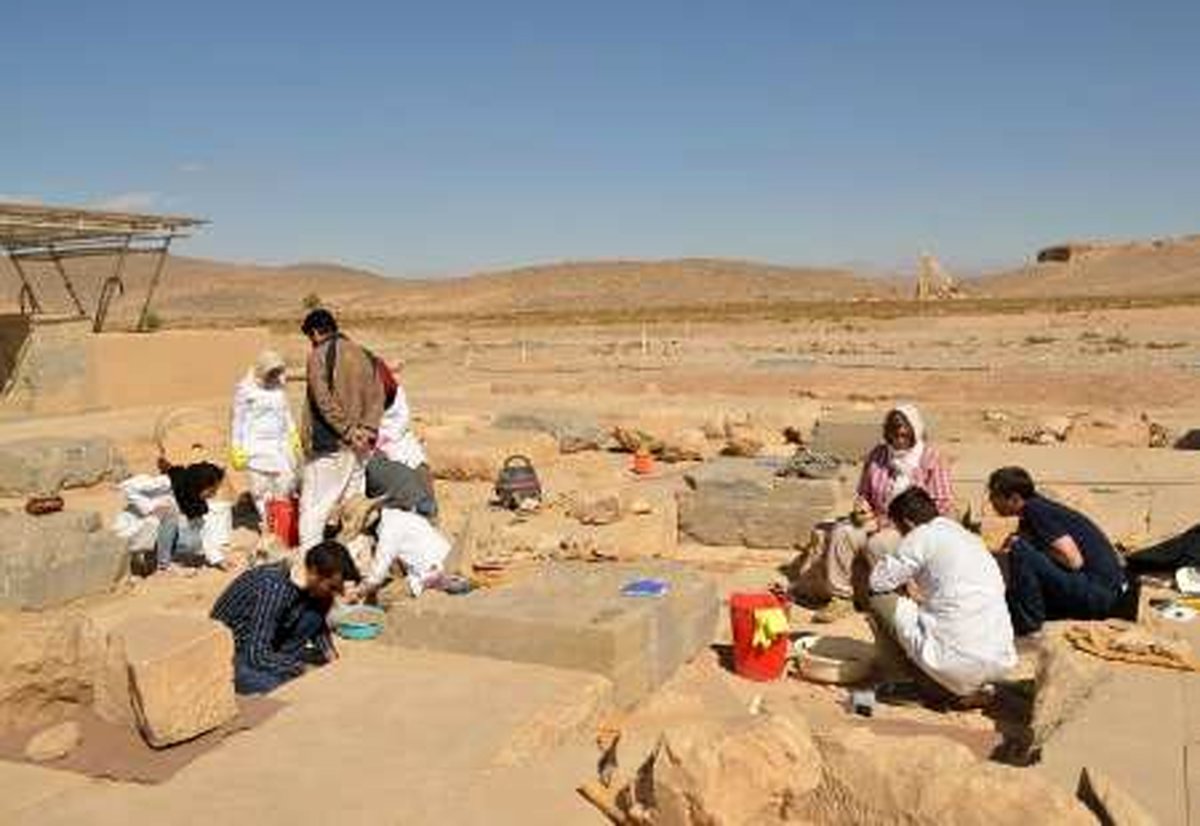 آغاز مرمت  آرامگاه و کاخ کوروش توسط ایتالیایی ها