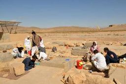 آغاز مرمت  آرامگاه و کاخ کوروش توسط ایتالیایی ها