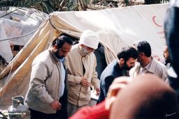 تصویری متفاوت و کمتر دیده شده از رهبر انقلاب در مناطق زلزله زده بم