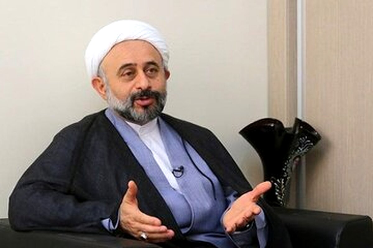 نقویان: استادان به درد بخور را بیرون بریزید، در و دیوار دانشگاه که ارزشی ندارد