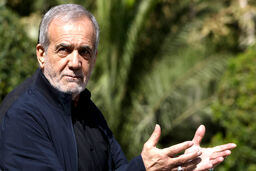 استقبال فرزندان شهیدان رضاپور و شاهوزهی از پزشکیان
