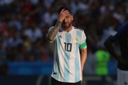 حمله بی سابقه مارادونا به مسی: رهبر؟ او قبل از بازی 20 بار به دستشویی می‌رود!