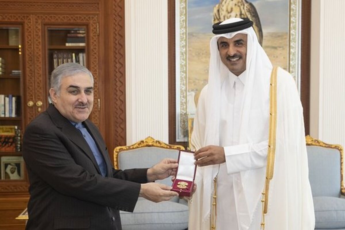 سفیر ایران از امیر قطر مدال گرفت