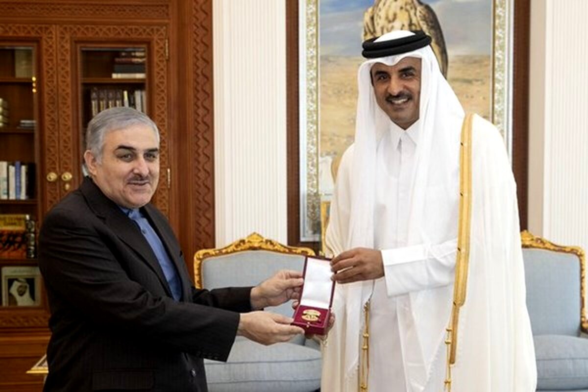 سفیر ایران از امیر قطر مدال گرفت
