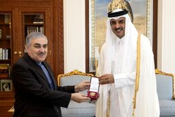 سفیر ایران از امیر قطر مدال گرفت