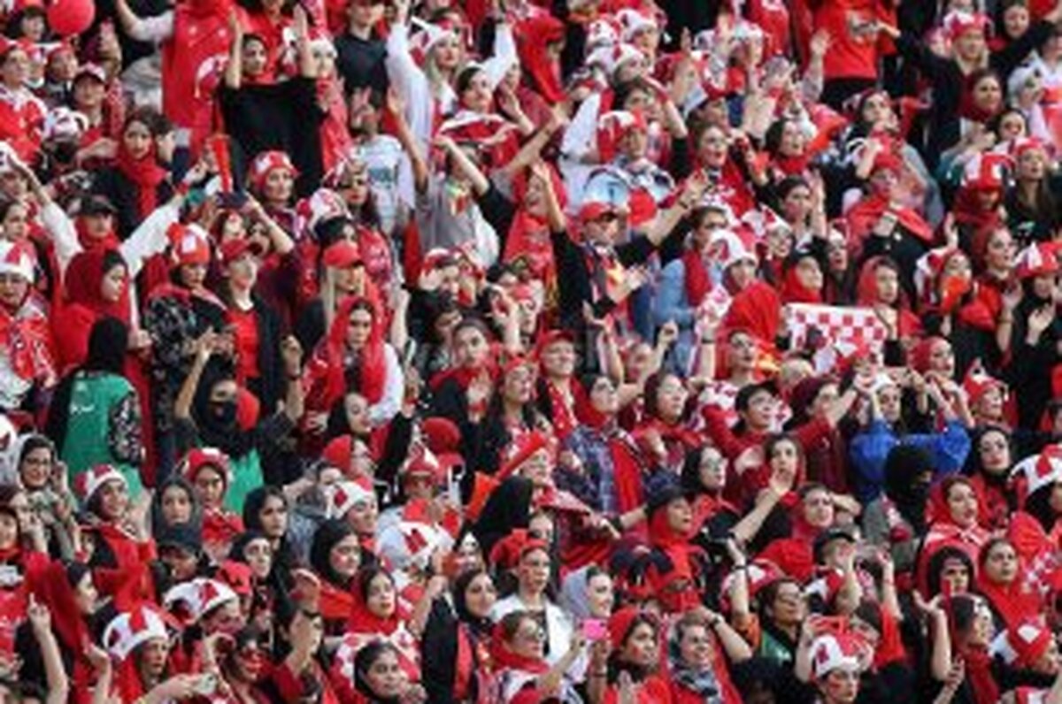 زنان پرسپولیسی در صفحه بلچر  ری پورت (عکس)
