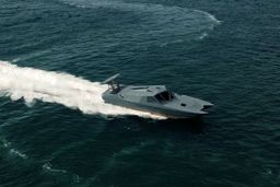 رونمایی از سریعترین شناور موشک انداز ایران در آب های خلیج فارس + فیلم