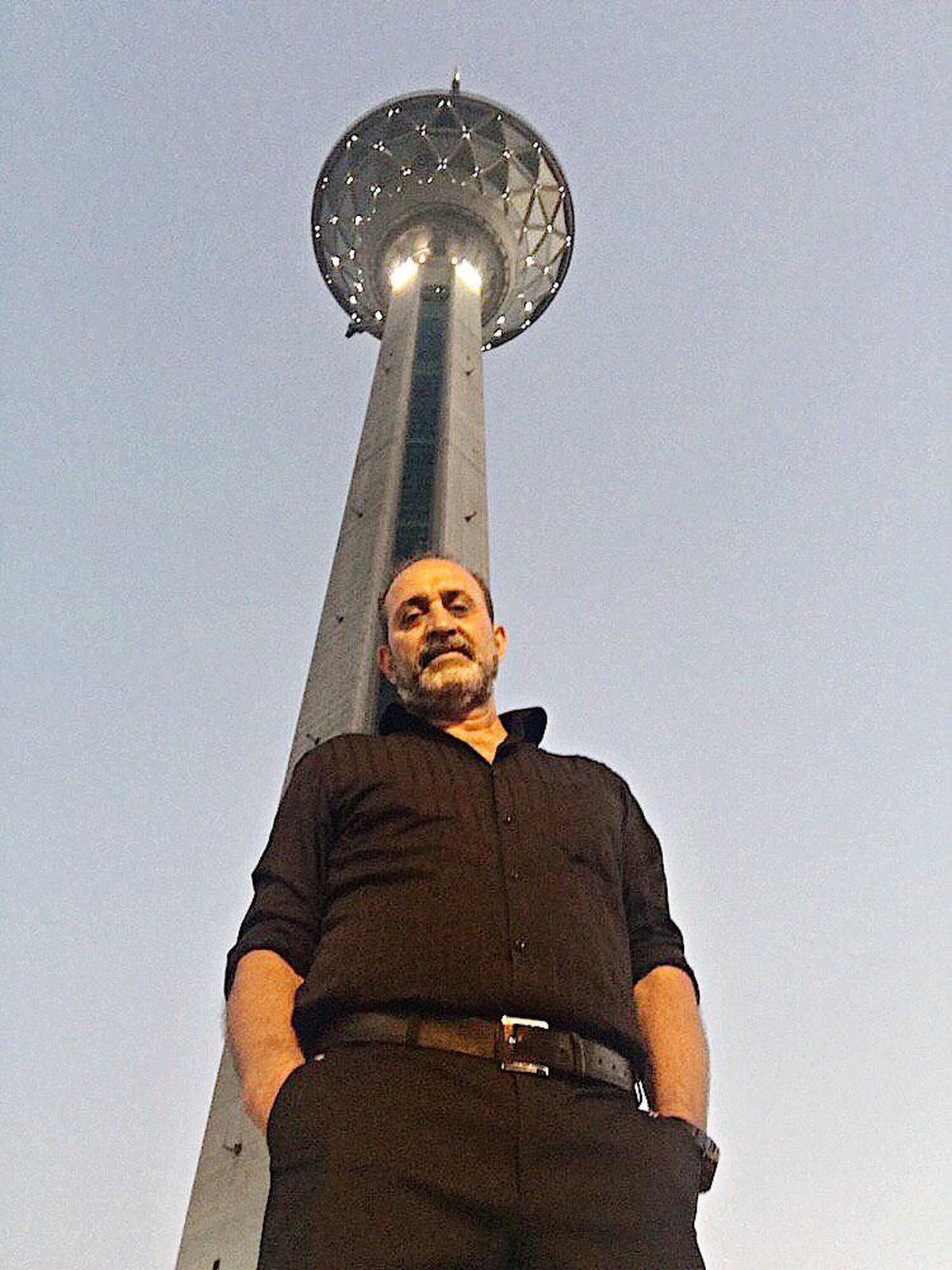 میثاقیان با برجی که عاشقش هست عکس یادگاری گرفت + تصویر