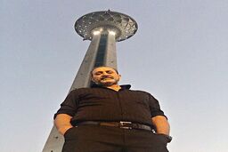  میثاقیان با برجی که عاشقش هست عکس یادگاری گرفت + تصویر