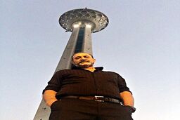  میثاقیان با برجی که عاشقش هست عکس یادگاری گرفت + تصویر