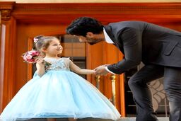 شاهرخ استخری در کنار دخترانش
