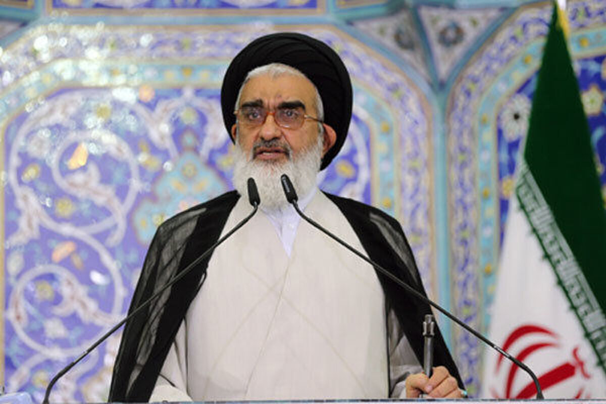 امام جمعه قم: مذاکره با دشمن مکار فایده ندارد