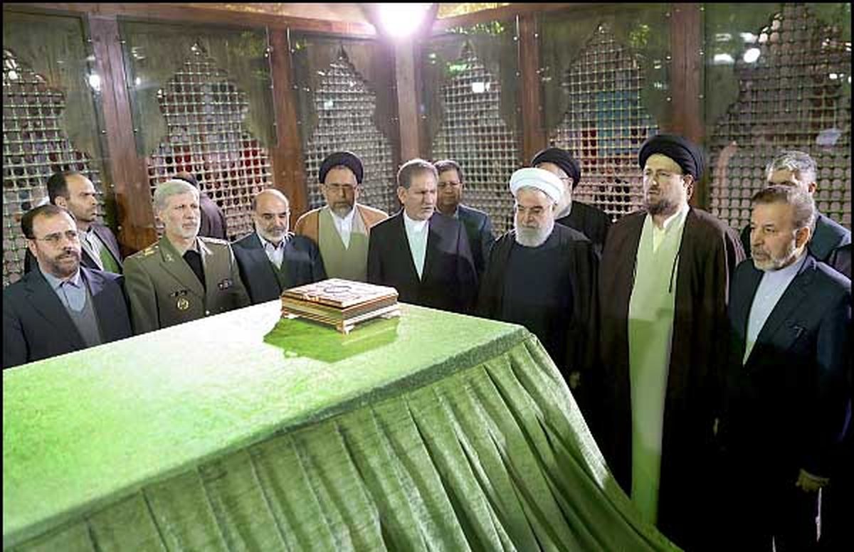 روحانی: مبنای مذاکره این نیست که طرف مقابل تا کی پای عهدش می‌ماند، بلکه اصل انجام مذاکره اهمیت دارد/ منکر فقط شراب و فاصله گرفتن از دین نیست/ مشکلات ما عمدتاً به فشار آمریکا و اذنابش بر می‌گردد، نباید به جای محکوم کردن آمریکا کسی دولت خدمت‌گزار یا نظام بز