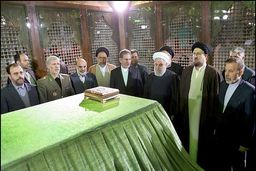 روحانی: مبنای مذاکره این نیست که طرف مقابل تا کی پای عهدش می‌ماند، بلکه اصل انجام مذاکره اهمیت دارد/ منکر فقط شراب و فاصله گرفتن از دین نیست/ مشکلات ما عمدتاً به فشار آمریکا و اذنابش بر می‌گردد، نباید به جای محکوم کردن آمریکا کسی دولت خدمت‌گزار یا نظام بز