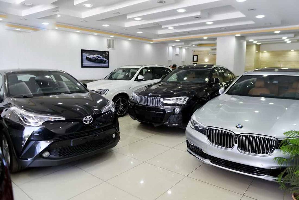 عرضه قطرهچکانی  خودروهای وارداتی به بازار/ خارجیها به امید گرانتر شدن در انبار خاک میخورند