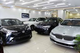 عرضه قطره‌چکانی  خودروهای وارداتی به بازار/ خارجی‌ها به امید گرانتر شدن در انبار خاک می‌خورند