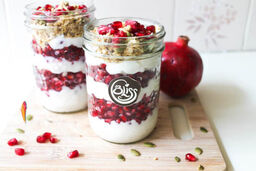 دسر انار لایه ای؛ یک دسر نیم ساعته برای شب یلدا